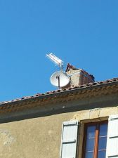 Couplage parabole 85 cm pour recevoir Astra 1 et hotbird avec antenne rateau pour recevoir la TNT terrestre, le tout distribué dans toutes les pièces ici 8 télévieurs grace à un multiswitch.
